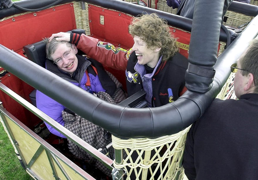 Hawking: Từ bệnh nhân xơ cứng teo cơ tới thiên tài vật lý